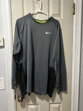 Nike Men's Dark Gray Long-Sleeve Crew with Black Panels